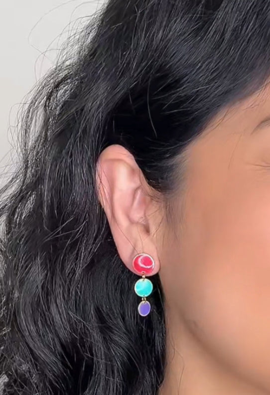 pendientes hechos a mano en laton y resina. Joyas originales
