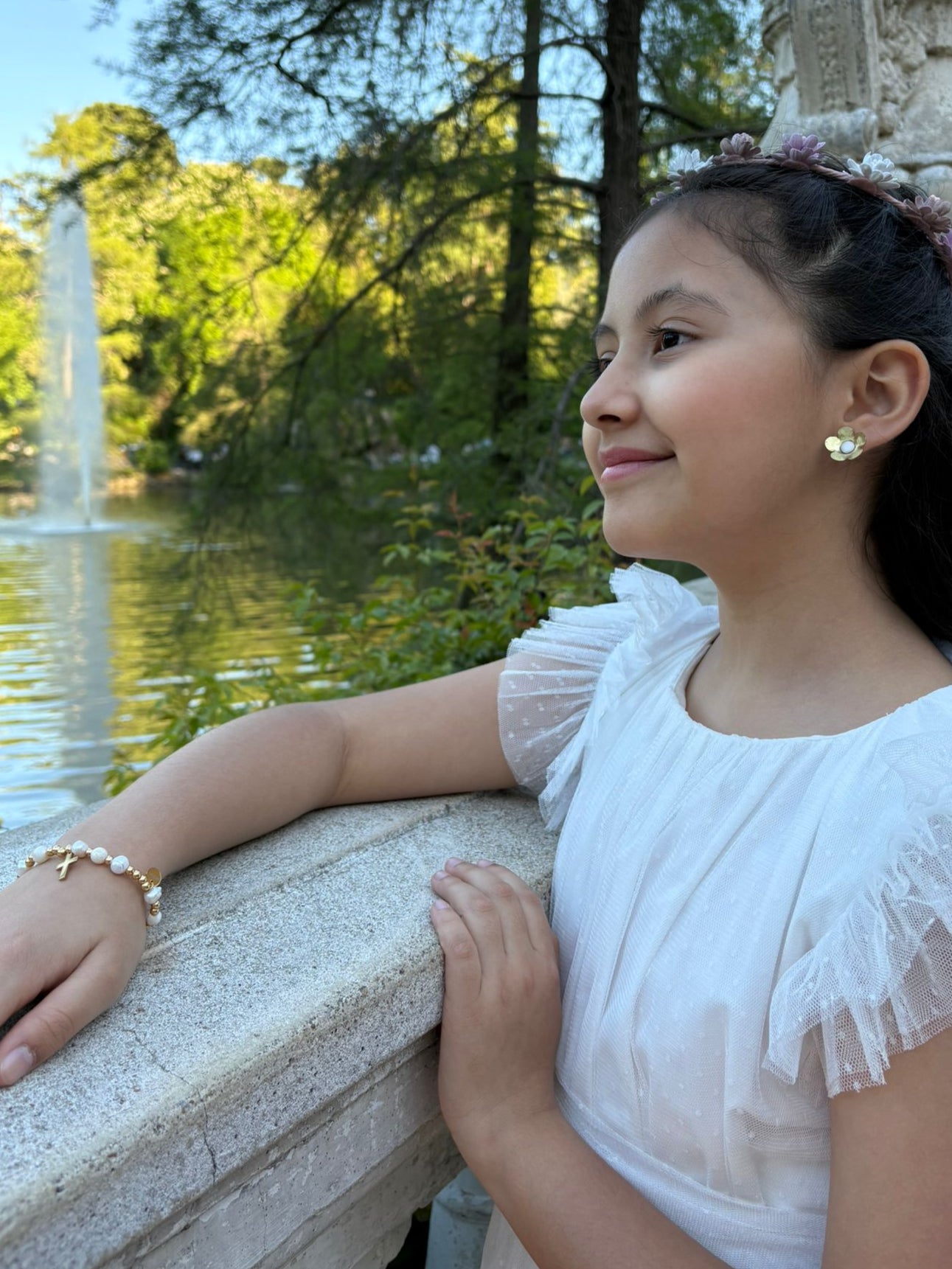 niña en el parque primera comunion
