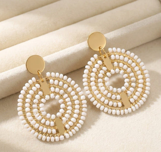 Pendientes artesanales tejidos a mano en hilo dorado diseño elegante y ligero