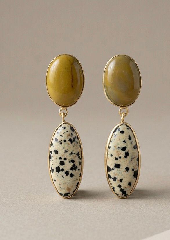 Pendientes de latón con piedra jaspe amarilla y jaspe dalmata hechos a mano en nuestro taller de Madrid 