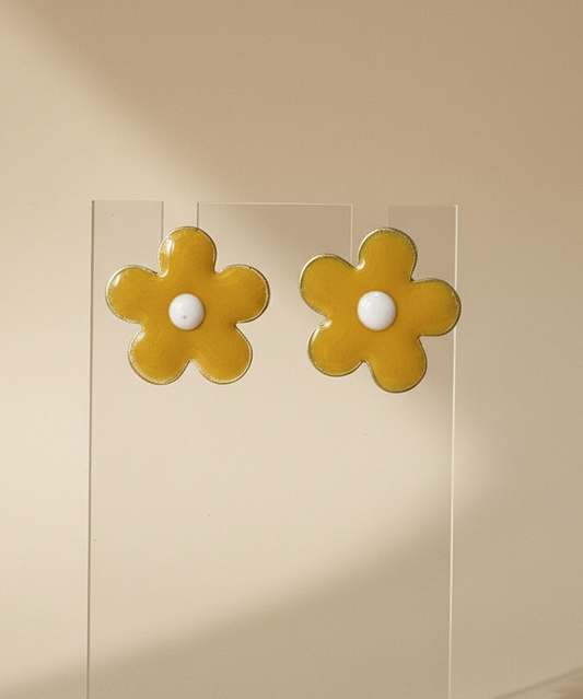 Pendientes Amarilla – flor amarilla en resina pintada a mano