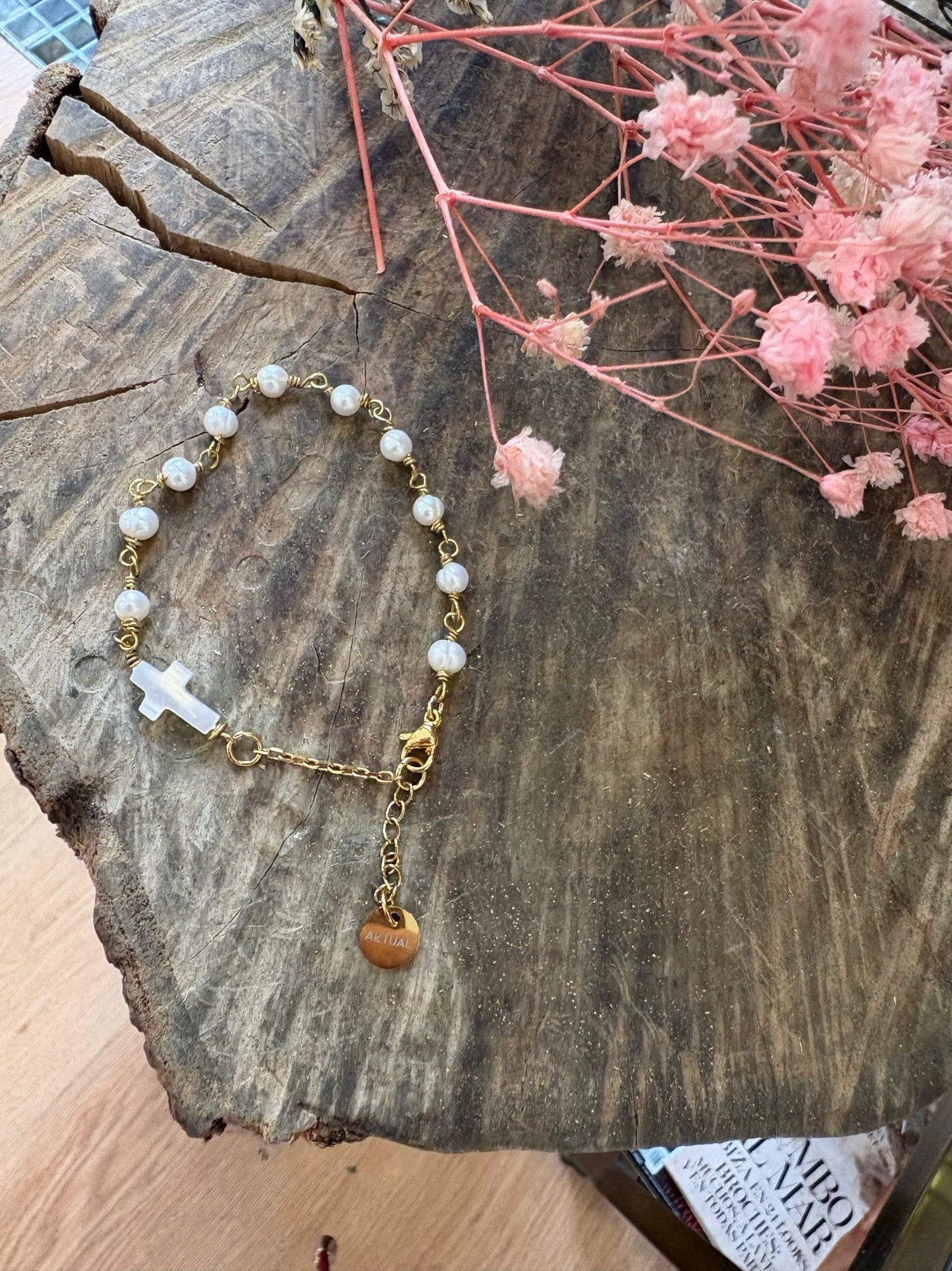 preciosa pulsera de acero perla y cruz nacar 