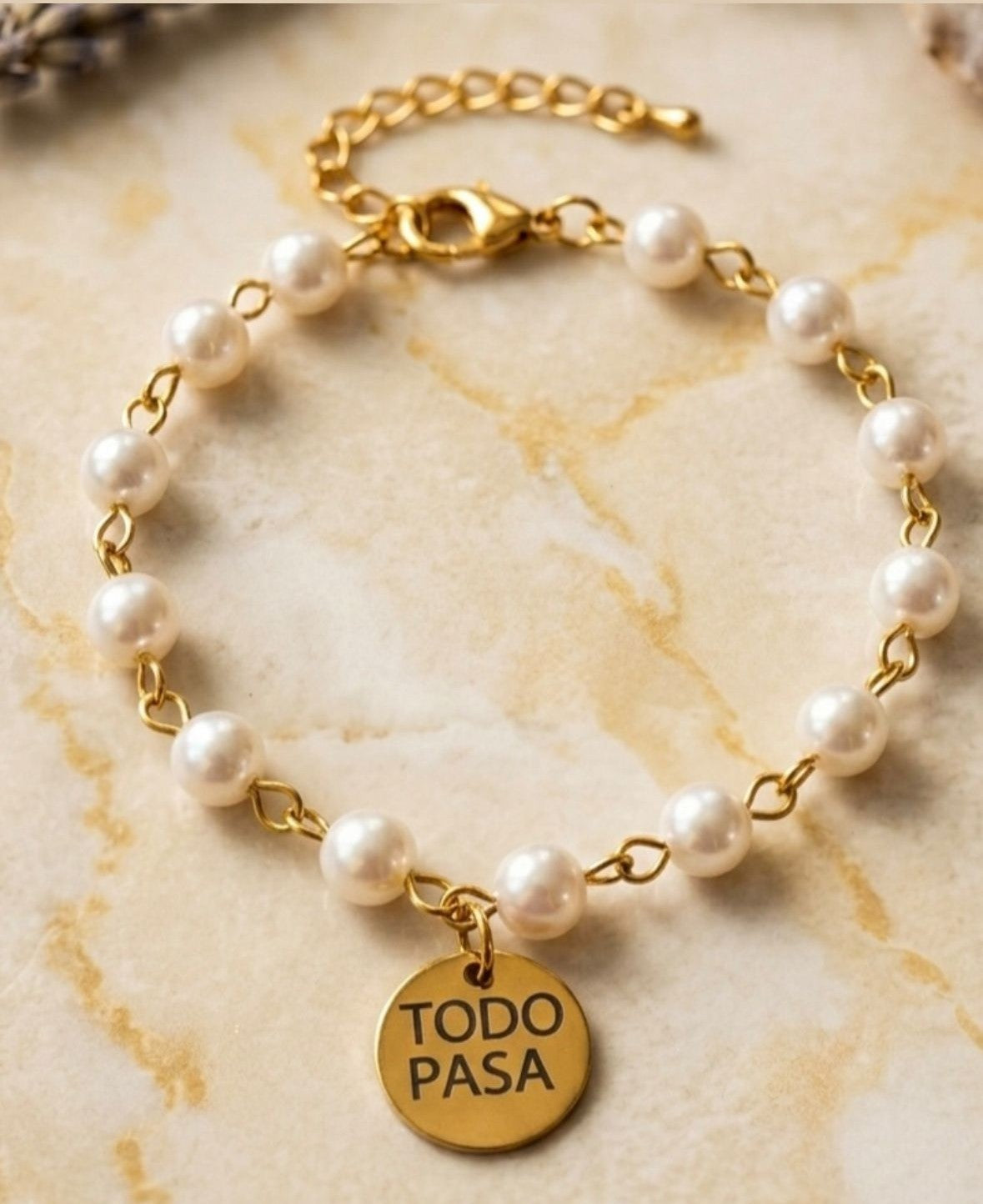 Pulsera Todo Pasa - Pulsera de perlas y acero con medalla grabada