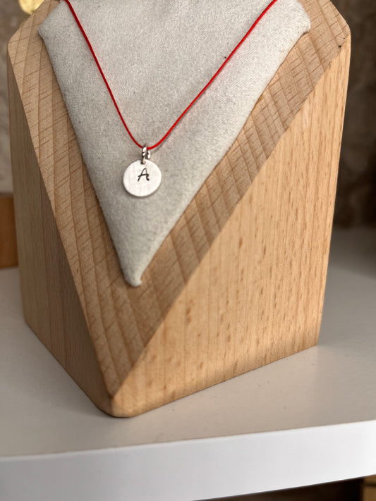 collar hilo rojo y plalta