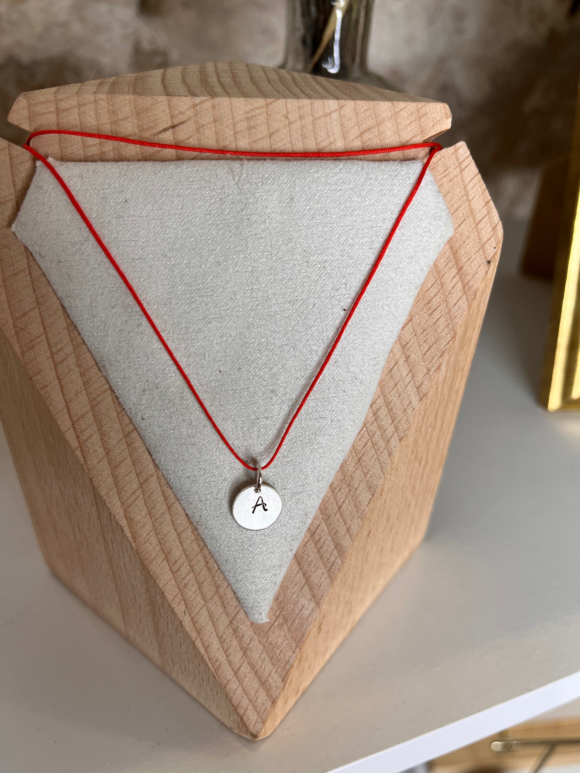 collar hilo rojo y plata hecho a mano 