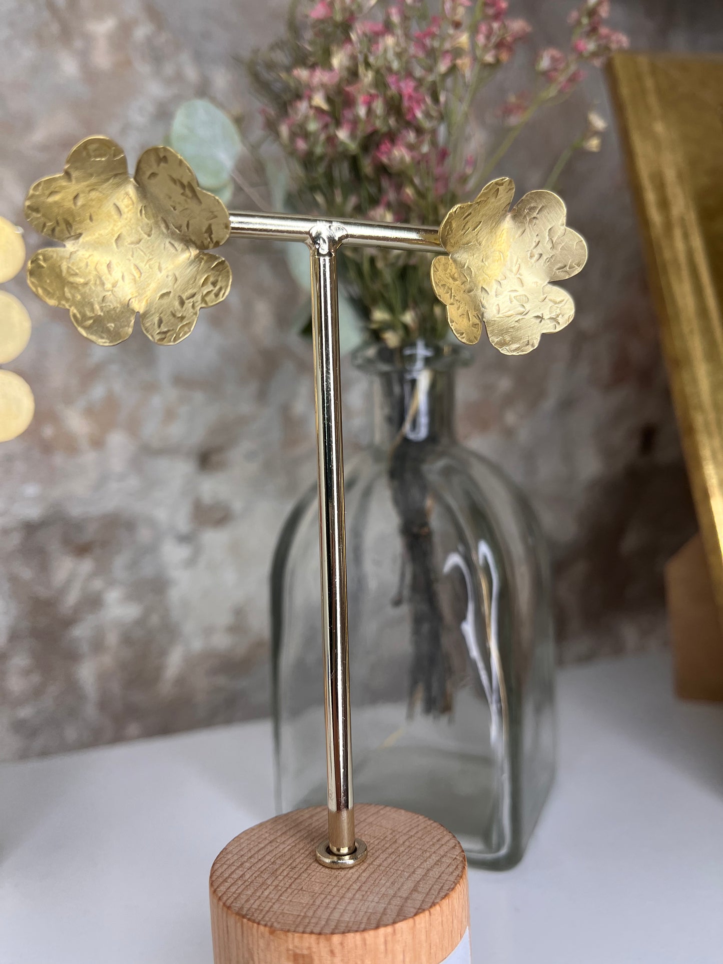 flor de petalos de laton  hechos a mano 