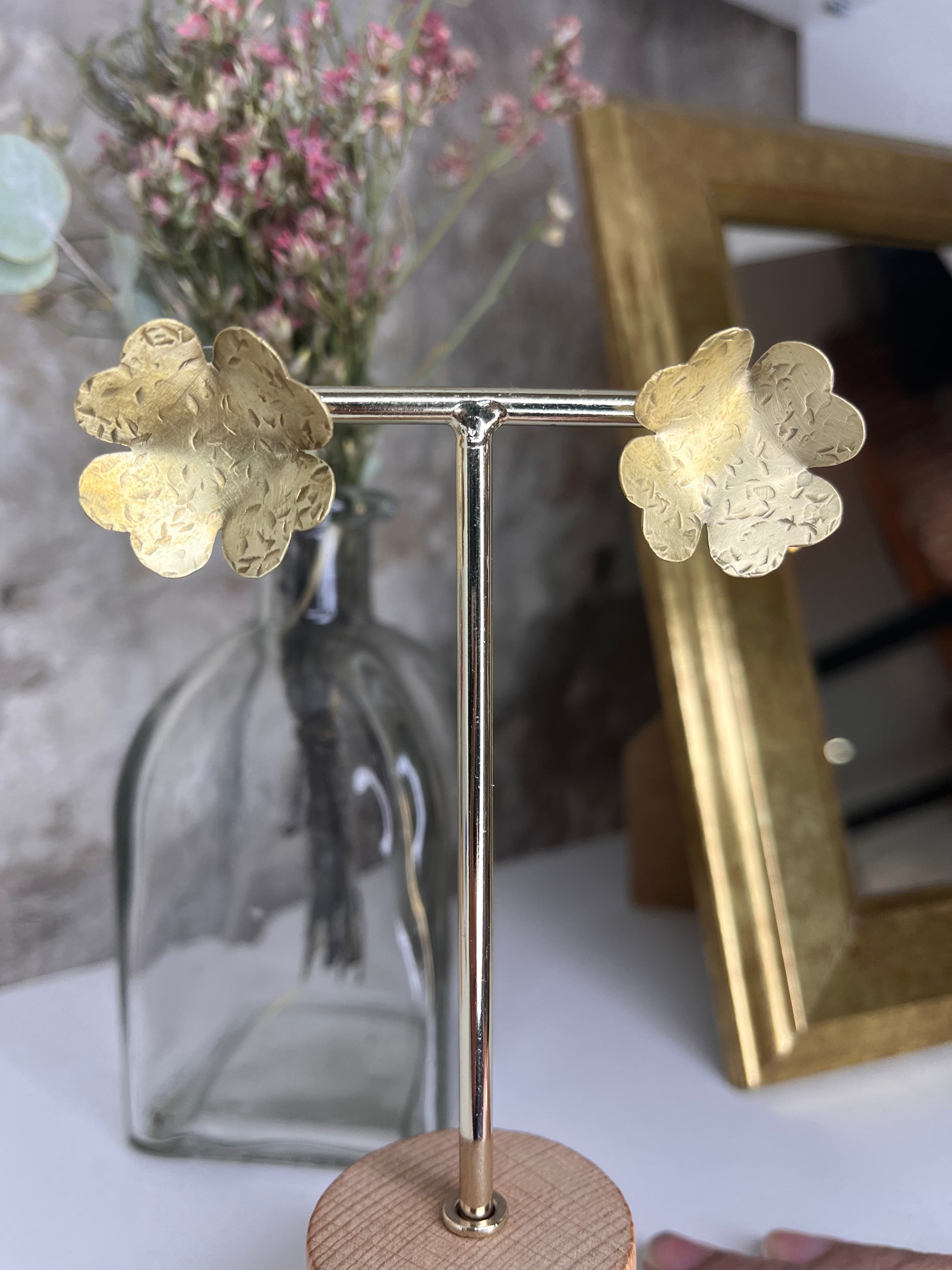 flor de petalos de laton  hechos a mano 