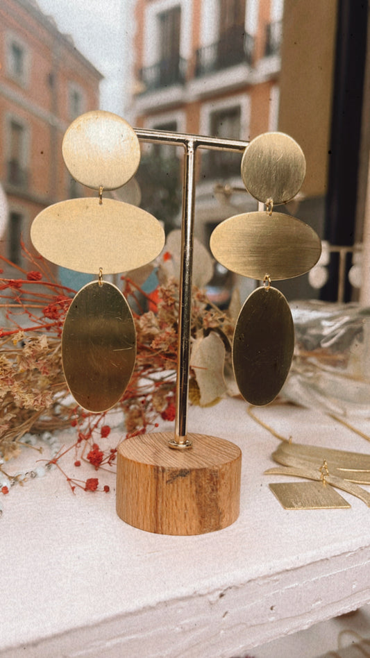 Pendientes artesanales grandes en latón con forma de lágrima

